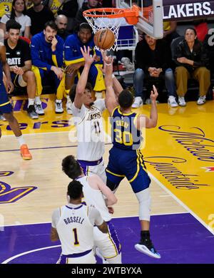 Los Angeles, États-Unis. 16 mars 2024. Le garde des Golden State Warriors Stephen Curry (30) marque sur le centre des Lakers de Los Angeles Jaxson Hayes (11) lors de la deuxième mi-temps d'action au Crypto.com Arena de Los Angeles le samedi 16 mars 2024. Photo de Jim Ruymen/UPI crédit : UPI/Alamy Live News Banque D'Images