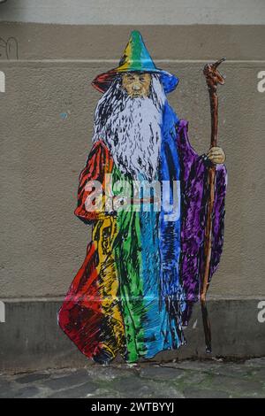 gros plan de magicien peint coloré, amusant et différent sur un mur à paris, france Banque D'Images