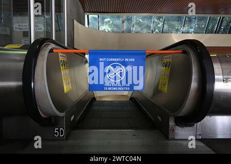 Escalator bloqué, avec un panneau sur la barrière indiquant qu'il n'est pas actuellement utilisé, cet escalator est en cours de repos, à la gare de Flagstaff Banque D'Images