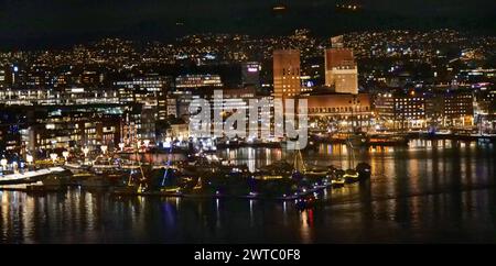 Oslo Norwegen Stadtfotos und Besonderheiten Oslo BEI Nacht mit historischem Rathaus. Oslo-Norwegian-Mixt *** Oslo Norvège photos et particularités Oslo la nuit avec l'hôtel de ville historique Oslo Norway Mixt Banque D'Images