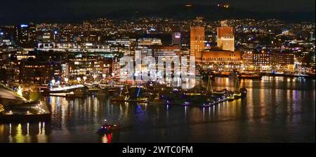 Oslo Norwegen Stadtfotos und Besonderheiten Oslo BEI Nacht mit historischem Rathaus. Oslo-Norwegian-Mixt *** Oslo Norvège photos et particularités Oslo la nuit avec l'hôtel de ville historique Oslo Norway Mixt Banque D'Images