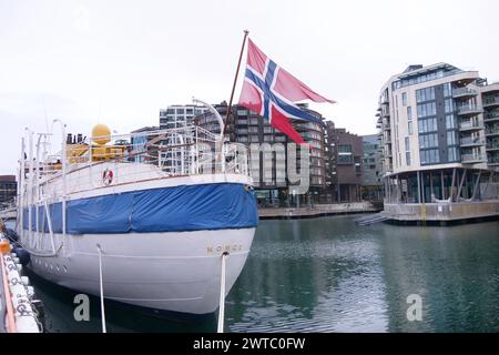 Oslo Norwegian Stadtfotos und Besonderheiten Norwegian Flagge an Koeniglicher Jacht Norge im Hafen von Oslo. Oslo-Norwegian-Mixt *** Oslo Norvège ville photos et particularités drapeau norvégien sur Royal Yacht Norge dans le port d'Oslo Oslo Oslo Norway Mixt Banque D'Images