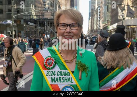 New York, États-Unis. 16 mars 2024. Le Grand Marshal Margaret C. (Maggie) Timoney, PDG de Heineken USA, participe à la préparation Patrick's Day Parade le long de la 5e Avenue. Crédit : SOPA images Limited/Alamy Live News Banque D'Images