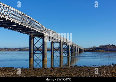 Le pont South Esk Rail traversant la rivière South Esk pendant la marée descendante du bassin de Montrose par un matin lumineux de mars. Banque D'Images