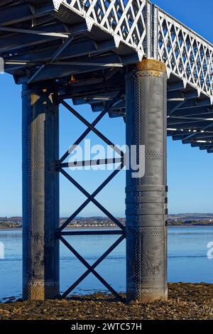 Détail des piliers cylindriques et des poutres en fer forgé de renfort croisé du pont ferroviaire à voie unique South Esk dans le bassin de Montrose. Banque D'Images