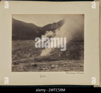 Java. Volcan Papandayen. Woodbury & page, photographe (britannique, actif 1857 - 1908) vers les années 1870–1890 vue d'un cratère volcanique avec fumerolles, ou évents de vapeur, émettant de la vapeur et des gaz. Un certain nombre de personnes se tiennent au loin. (Recto, monture) en bas au centre, à l'encre noire : 'Java' ; en bas à droite, à l'encre noire : 'Papandayan Volcano'; Banque D'Images