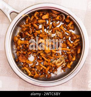 Champignons chanterelles délicieusement frits dans une poêle. Vue de dessus Banque D'Images