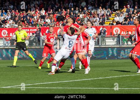 Nahitan Nandez (C) en action lors du match de Serie A entre AC Monza et Cagliari Calcio au stade U-POWER de Monza, en Italie, le 16 mars 2024 Banque D'Images