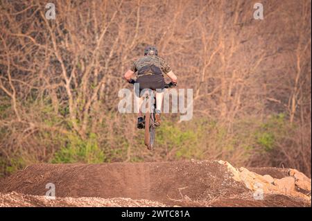 Un VTT en plein air sur une piste de descente. Banque D'Images