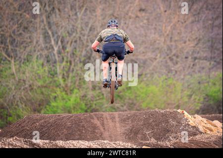 Un VTT en plein air sur une piste de descente. Banque D'Images