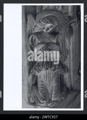 Lazio Latina Sonnino S. Michele8. Hutzel, Max 1960-1990 médiéval : photographié lors de la restauration ; architecture, sculpture architecturale (11-14ème siècle) ; bougies pascal (11ème siècle) ; crucifix en bois peint (14ème siècle) objet Notes : TCI mentionne le travail du 13ème siècle de Madone et enfant au-dessus de l'autel principal ; enlevé lors de la restauration? Photographe et érudit d'origine allemande Max Hutzel (1911-1988) photographié en Italie du début des années 1960 jusqu'à sa mort. Le résultat de ce projet, désigné par Hutzel comme Foto Arte Minore, est une documentation approfondie du développement historique de l'art en Italie jusqu'à Banque D'Images