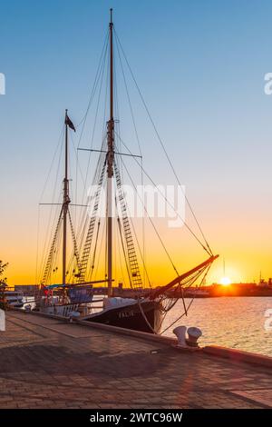 Port Adélaïde, Australie - 9 septembre 2020 : le grand voilier historique Falie accoste dans les quais de Port River au coucher du soleil Banque D'Images