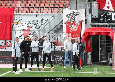 Maastricht, Nederland. 17 mars 2024. MAASTRICHT- football, 17-03-2024, stadion de Geusselt, MVV - Roda JC, Dutch Keuken Kampioen divisie, saison 2023/2024, inspection des joueurs sur le terrain crédit : Pro Shots/Alamy Live News Banque D'Images