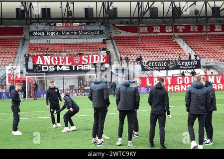 Maastricht, Nederland. 17 mars 2024. MAASTRICHT- football, 17-03-2024, stadion de Geusselt, MVV - Roda JC, Néerlandais Keuken Kampioen divisie, saison 2023/2024, les joueurs inspectent le terrain de MVV crédit : Pro Shots/Alamy Live News Banque D'Images