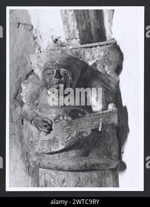 Lazio Latina Sonnino S. Michele7. Hutzel, Max 1960-1990 médiéval : photographié lors de la restauration ; architecture, sculpture architecturale (11-14ème siècle) ; bougies pascal (11ème siècle) ; crucifix en bois peint (14ème siècle) objet Notes : TCI mentionne le travail du 13ème siècle de Madone et enfant au-dessus de l'autel principal ; enlevé lors de la restauration? Photographe et érudit d'origine allemande Max Hutzel (1911-1988) photographié en Italie du début des années 1960 jusqu'à sa mort. Le résultat de ce projet, désigné par Hutzel comme Foto Arte Minore, est une documentation approfondie du développement historique de l'art en Italie jusqu'à Banque D'Images