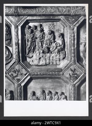 Abruzzo Teramo Teramo S. Berardo, Cathédrale 0. Hutzel, Max 1960-1990 vues extérieures principalement de la façade : portes et portail sculpté par Deodatus ; aussi vues du clocher, du croisement et du dôme. Vues intérieures de la nef restaurée (XIIe siècle) : chapiteaux, sculpture en bas-relief et bassins d'eau sacrée. Chœur (XIVe siècle) : le toit, un chandelier pascal et une chaire ; aussi de nombreuses vues d'un autel en argent (1433-1438) avec des scènes de la vie du Christ et de sa passion. Sacristie : (XVIe siècle) retable, peintures et meubles en bois sculptés. Chapelle baroque de S. Berardo (17ème ec Banque D'Images