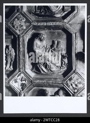 Abruzzo Teramo Teramo S. Berardo, Cathédrale 4. Hutzel, Max 1960-1990 vues extérieures principalement de la façade : portes et portail sculpté par Deodatus ; aussi vues du clocher, du croisement et du dôme. Vues intérieures de la nef restaurée (XIIe siècle) : chapiteaux, sculpture en bas-relief et bassins d'eau sacrée. Chœur (XIVe siècle) : le toit, un chandelier pascal et une chaire ; aussi de nombreuses vues d'un autel en argent (1433-1438) avec des scènes de la vie du Christ et de sa passion. Sacristie : (XVIe siècle) retable, peintures et meubles en bois sculptés. Chapelle baroque de S. Berardo (17ème ec Banque D'Images