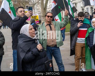 Londres, Royaume-Uni. 16 mars 2024. Les Syriens manifestent à Downing St à l'occasion du 13e anniversaire de la révolution syrienne. Plus de la moitié de la population syrienne a été déplacée et des millions de personnes ont fui le pays alors que le régime Asdsad a commis des atrocités indicibles contre le peuple syrien, qui s'est levé pacifiquement pour la démocratie, les réformes et la responsabilité. Ils ont appelé tout le monde à se souvenir des nombreux Syriens qui ont été tués et à continuer de soutenir les demandes de démocratie, de réformes et de responsabilité. Peter Marshall/Alamy Live News Banque D'Images