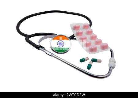 Stéthoscope médical avec une tête en forme de drapeau indien et des pilules isolées sur un fond blanc. Concept de système de santé indien Banque D'Images