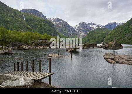 Magnifique lac de montagne Bondhus Vatnet au pied d'un glacier bleu dans les hautes terres de Norvège, destination de voyage populaire pour les amoureux de la nature et de la randonnée Banque D'Images