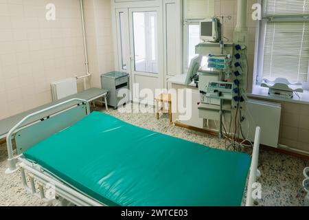Intérieur de la nouvelle salle d'opération avec équipement dans la clinique moderne Banque D'Images