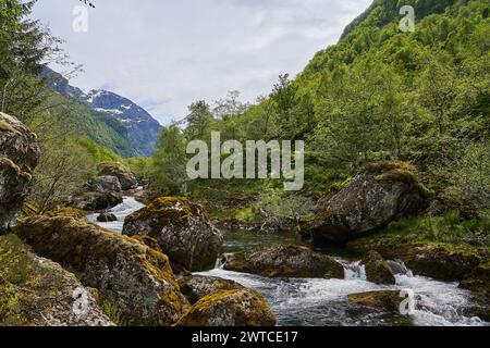 Magnifique lac de montagne Bondhus Vatnet au pied d'un glacier bleu dans les hautes terres de Norvège, destination de voyage populaire pour les amoureux de la nature et de la randonnée Banque D'Images