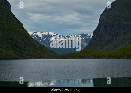 Magnifique lac de montagne Bondhus Vatnet au pied d'un glacier bleu dans les hautes terres de Norvège, destination de voyage populaire pour les amoureux de la nature et de la randonnée Banque D'Images