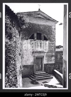 Lazio Viterbo Onano S. Maria. Hutzel, Max 1960-1990 Post-médiéval : architecture. Église rustique avec façade simple décorée avec fenêtre voûtée. Photographe et érudit d'origine allemande Max Hutzel (1911-1988) photographié en Italie du début des années 1960 jusqu'à sa mort. Le résultat de ce projet, appelé Foto Arte Minore par Hutzel, est une documentation approfondie du développement historique de l'art en Italie jusqu'au XVIIIe siècle, y compris des objets des Étrusques et des Romains, ainsi que des monuments médiévaux, romans, gothiques, Renaissance et baroques. Les images sont organisées par région géographique dans Banque D'Images