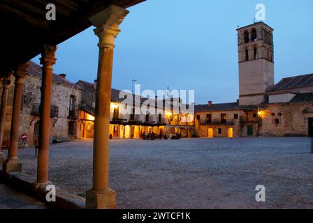 Place principale de l'église et de l'arcade, vision de nuit. Pedraza, province de segovia, Castilla Leon, Espagne. Banque D'Images