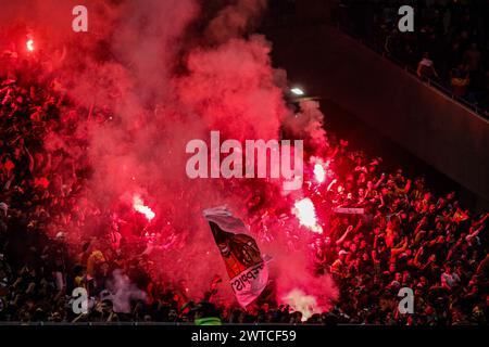 Tunis, Tunisie. 17 mars 2024. Tunis, Tunisie. 16 mars 2024. Des flammes sont vues lors d'un match de football entre espérance sportive de Tunis (est) et Club Africain (CA), après que les fans de l'est auraient allumé les flammes au stade Rades à Tunis. Le match fait partie du Championnat de Tunisie (crédit image : © Hasan mrad/IMAGESLIVE via ZUMA Press Wire) USAGE ÉDITORIAL SEULEMENT! Non destiné à UN USAGE commercial ! Banque D'Images