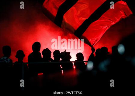 Tunis, Tunisie. 17 mars 2024. Tunis, Tunisie. 16 mars 2024. Des flammes sont vues lors d'un match de football entre espérance sportive de Tunis (est) et Club Africain (CA), après que les fans de l'est auraient allumé les flammes au stade Rades à Tunis. Le match fait partie du Championnat de Tunisie (crédit image : © Hasan mrad/IMAGESLIVE via ZUMA Press Wire) USAGE ÉDITORIAL SEULEMENT! Non destiné à UN USAGE commercial ! Banque D'Images