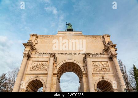 Munich, Allemagne - 23 décembre 2021: Le Siegestor, la porte de la victoire à Munich est une arche de trois arcades commémoratives, couronnée d'une statue de Bavière avec Banque D'Images