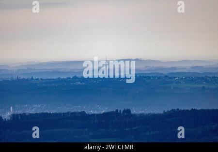 17 mars 2024, Rhénanie-du-Nord-Westphalie, Königswinter : vue de la tour de télévision près de Lohmar tôt le dimanche matin. Photo : Thomas Banneyer/dpa Banque D'Images