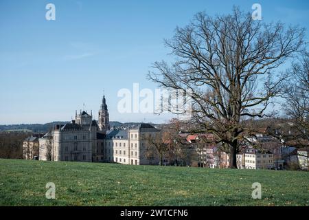 Coburg, Allemagne. 17 mars 2024. Le soleil brille au château d'Ehrenburg. Le temps le dimanche matin est surtout ensoleillé. Crédit : Daniel Vogl/dpa/Alamy Live News Banque D'Images