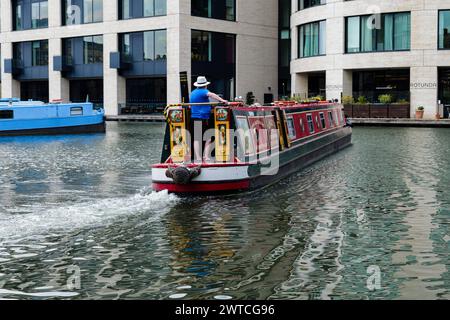 Londres - 06 03 2022 : Sailor amène un navire de tourisme au port sur le Regent's canal près du bassin de Battlebridge Banque D'Images