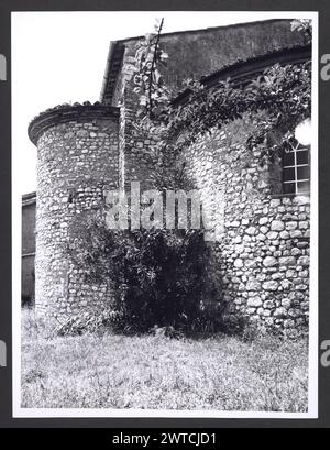 Lazio Rieti Casperia S. Maria di Legarano7. Hutzel, Max 1960-1990 médiéval : Crucifix en bois datant des années 1400 ou (XIVe siècle). Post-médiéval : peinture, sculpture. Dans la lunette au-dessus du portail se trouve une fresque de l'Annonciation de Bartolomeo Torresani. Fresque du jugement dernier, de Bartolomeo Torresani, sur les murs d'une chapelle à gauche de l'atrium. Peinture de S. Sébastien et S. Jean Baptiste de l'école d'Antoniazzo Romano. Dans une niche, représentation du mariage de la Vierge, fresque attribuée à Alessandro Torresani. Scène de la Nativité en terre cuite polychromée par an AB Banque D'Images