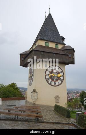 Autriche, Styrie, Graz - 24 septembre 2023 : la tour de l'horloge sur le Schlossberg. Banque D'Images