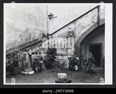 Lazio Roma Frascati Palais épiscopal. Hutzel, Max 1960-1990 vues extérieures du château, anciennement appelé Rocca, qui est maintenant le Palais épiscopal. Vue intérieure sur la salle à manger et le salon, peintures et fresques. Antiquités : assortiment d'antiquités romaines et étrusques dans la cour, y compris deux sarcophages, statues, stèle, urne, bustes. Remarques générales : il y avait deux séries de tirages réalisées à partir du même jeu de négatifs. Un ensemble est étiqueté Episcopio et l'autre Vescovado ; ils ont maintenant été intégrés dans une seule séquence numérique. Photographe et chercheur allemand Max H. Banque D'Images