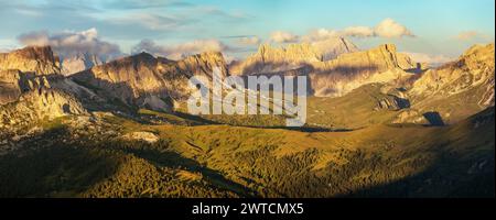 Passo Giau et les monts Cima Ambrizzola, Croda da Lago, Monte Antelao, vue du soir depuis les Alpes Dolomites montagnes, Italie vue du Col di Lana près de Cort Banque D'Images