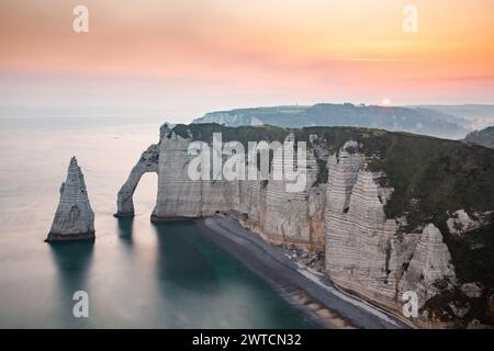 Paysage côtier le long de la falaise d'aval les célèbres falaises blanches du village d'Etretat Banque D'Images