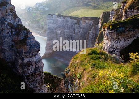 Paysage côtier le long de la falaise d'aval les célèbres falaises blanches du village d'Etretat Banque D'Images