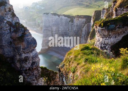 Paysage côtier le long de la falaise d'aval les célèbres falaises blanches du village d'Etretat Banque D'Images