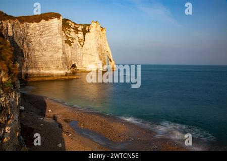 Paysage côtier le long de la falaise d'aval les célèbres falaises blanches du village d'Etretat Banque D'Images