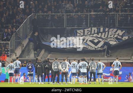 Dusseldorf, Deutschland. 08 mars 2024. firo : 03/08/2024 Football, football, 2e ligue, 2e Bundesliga, saison 2023/2024, 14e journée Fortuna Dusseldorf - HSV Hamburg Hamburg Hambourg HSV Hamburg Hamburg HSV Hamburg Hamburg Team déçu devant HSV Hamburg les fans de HSV Hamburg Ultras après la fin de la partie crédit : dpa/Alamy Live News Banque D'Images
