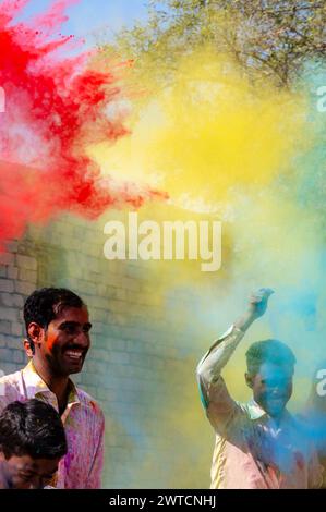 Les habitants des zones rurales célèbrent le festival holi au Pendjab , au Pakistan Banque D'Images