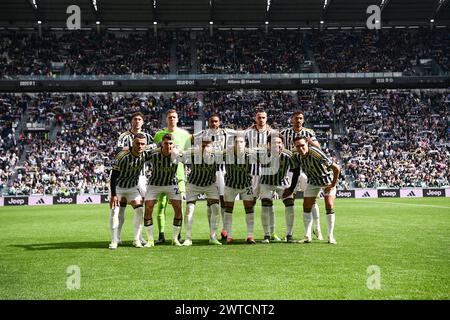 Torino, Italie. 16 mars 2024. Les joueurs posent avant le match de football Serie A entre la Juventus et Gênes au stade Allianz de Turin, dans le nord-ouest de l'Italie - dimanche 17 mars 2024. Sport - Soccer . (Photo de Marco Alpozzi/Lapresse) crédit : LaPresse/Alamy Live News Banque D'Images