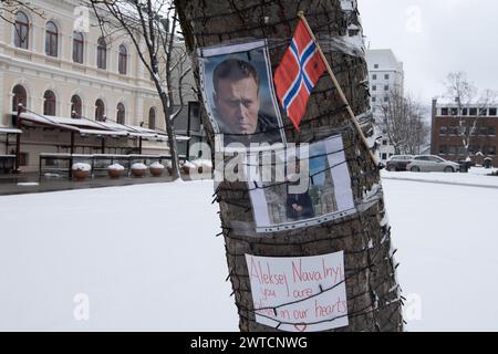 17 mars 2024 : Tromso, Norvège. Autel dans les rues de Tromso à la mémoire de l'avocat et homme politique russe Aleksei Navalny, qui était le chef de l'opposition contre Vladimir Poutine. (Crédit image : © Cristian Leyva/ZUMA Press Wire) USAGE ÉDITORIAL SEULEMENT! Non destiné à UN USAGE commercial ! Banque D'Images