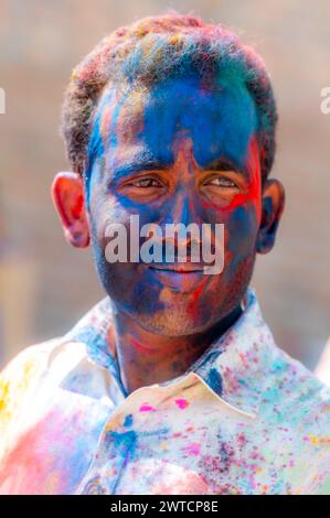 Les habitants des zones rurales célèbrent le festival holi au Pendjab , au Pakistan Banque D'Images