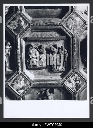 Abruzzo Teramo Teramo S. Berardo, Cathédrale 0. Hutzel, Max 1960-1990 vues extérieures principalement de la façade : portes et portail sculpté par Deodatus ; aussi vues du clocher, du croisement et du dôme. Vues intérieures de la nef restaurée (XIIe siècle) : chapiteaux, sculpture en bas-relief et bassins d'eau sacrée. Chœur (XIVe siècle) : le toit, un chandelier pascal et une chaire ; aussi de nombreuses vues d'un autel en argent (1433-1438) avec des scènes de la vie du Christ et de sa passion. Sacristie : (XVIe siècle) retable, peintures et meubles en bois sculptés. Chapelle baroque de S. Berardo (17ème ec Banque D'Images