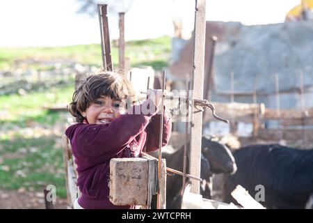 Bilin, Ramallah, Palestine. 12 janvier 2011. Un tout-petit bédouin palestinien se promène dans un enclos à chèvres dans une colonie familiale près de Ramallah en Cisjordanie, en Palestine, le 12 janvier 2011. Bilin, un petit village près de Ramallah, organise des manifestations hebdomadaires car une grande partie des terres des agriculteurs locaux a été annexée par les autorités israéliennes pour construire une nouvelle colonie juive. (Crédit image : © Dominika Zarzycka/SOPA images via ZUMA Press Wire) USAGE ÉDITORIAL SEULEMENT! Non destiné à UN USAGE commercial ! Banque D'Images